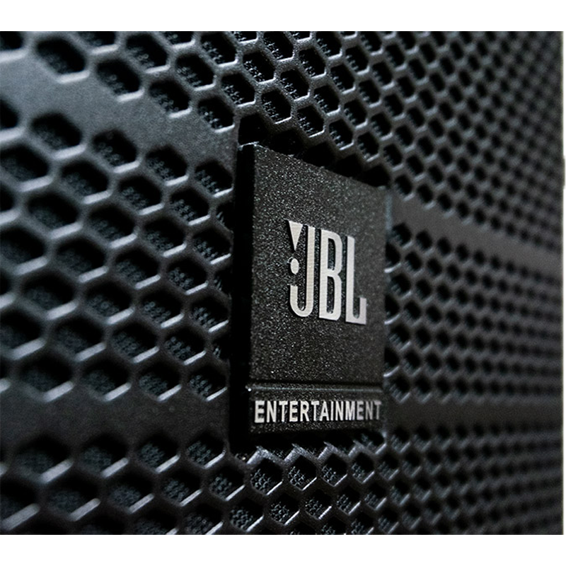 Loa JBL KP4012 có logo JBL được in nổi bật trên mặt loa, tạo nên sự đẳng cấp và uy tín