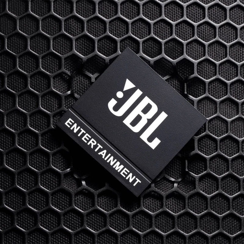 JBL KP6010 có màu đen huyền bí và logo JBL nổi bật
