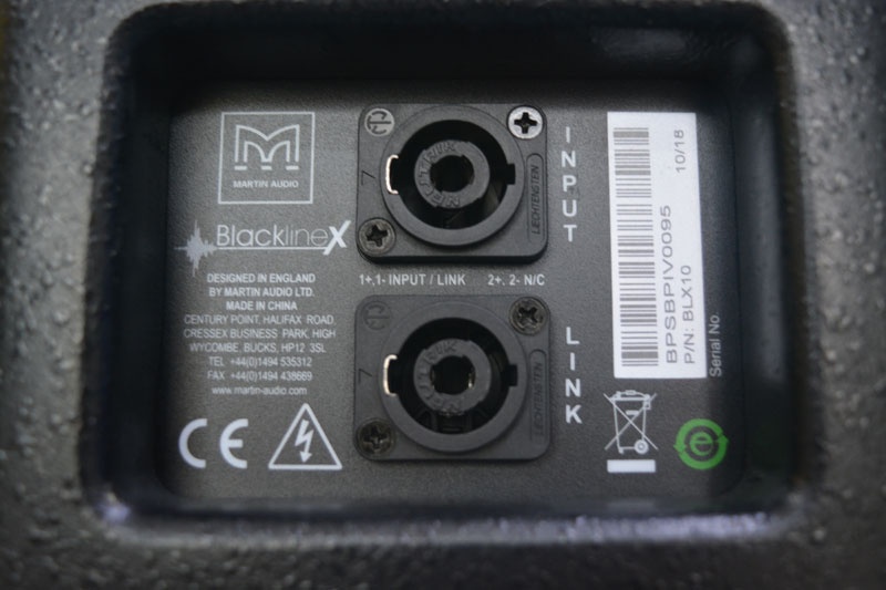 Loa Martin Audio Blackline X10 có một cổng kết nối Speakon NL4 ở mặt sau, cho phép kết nối dễ dàng và an toàn với các thiết bị khác